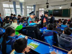 指派专人在课间巡查等方式确保学生课间活动安全