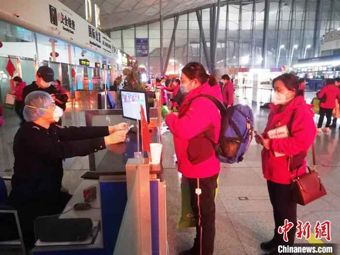 新疆第二批援鄂医疗队队员开始安检,进入候机厅。 王小军 摄 新疆第二批援鄂医疗队、新疆兵团紧急医学救援队驰援湖北