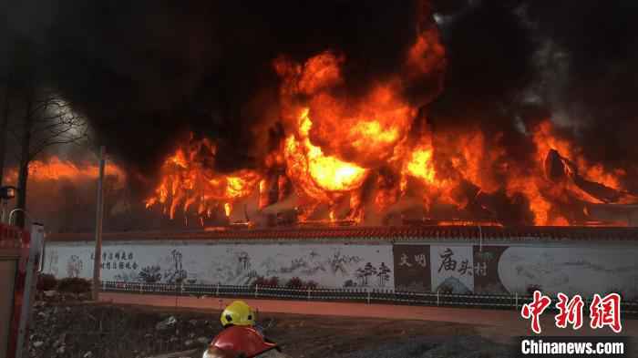  浙江嘉兴一纺织厂发生大火 消防出动100多人赴现场救援