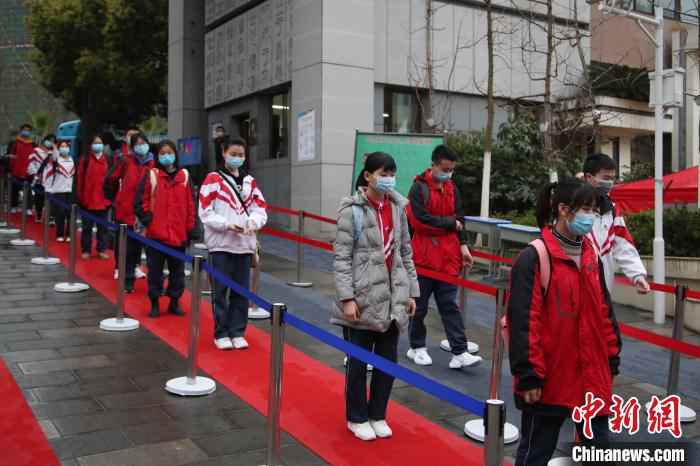 贵阳市第十中学初三的学生16日排队入校。 瞿宏伦 摄 贵州28天零新增 初三高三迎来“开学第一课”