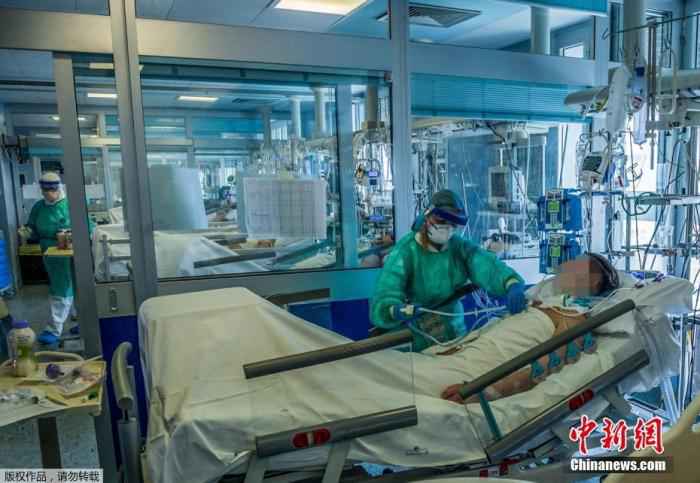 当地时间3月23日,意大利米兰东南部的克雷莫纳医院重症监护室里,医护人员正在为感染新冠状肺炎的重症患者治疗。 受疫情影响 意大利颁布法令拒绝难民船靠岸