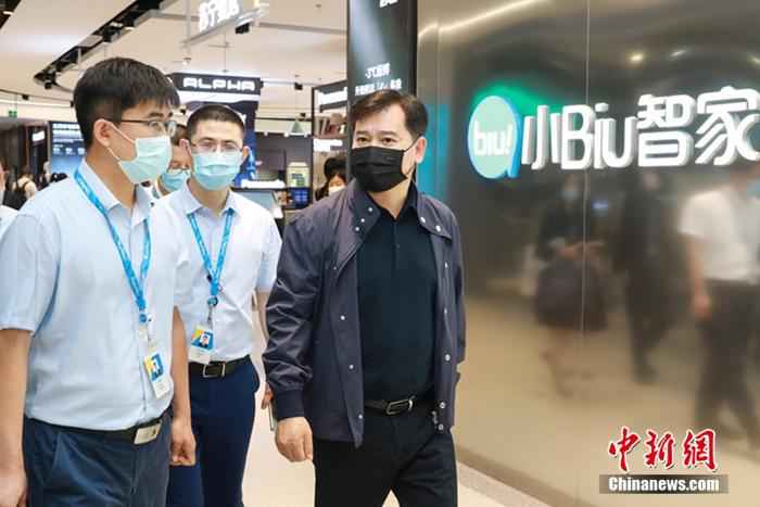 张近东在苏宁新街口店 全面聚焦用户体验 张近东现身苏宁旗下多个创新零售业态