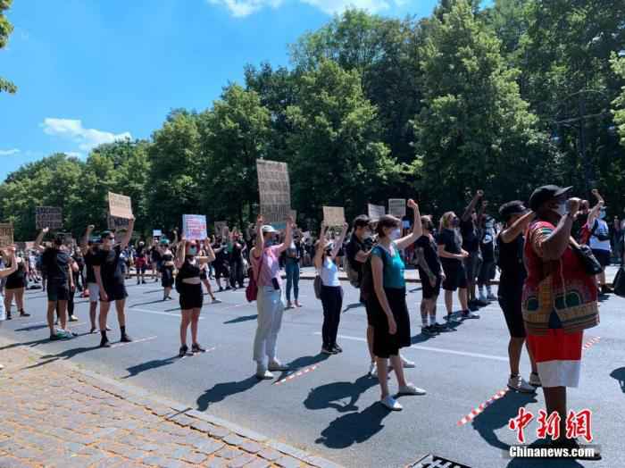 德国柏林再现反种族主义示威